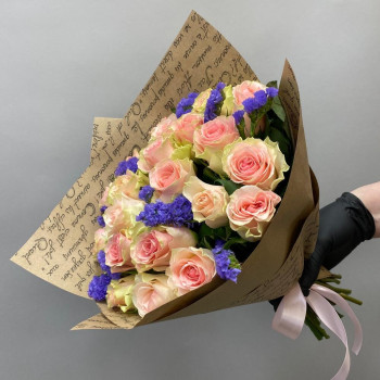  раушандары мен статиканың моно букет